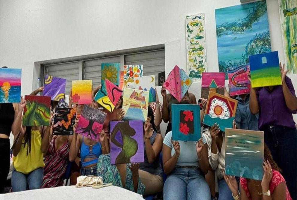 Les copines montrent leurs peintures après un atelier d’art-thérapie