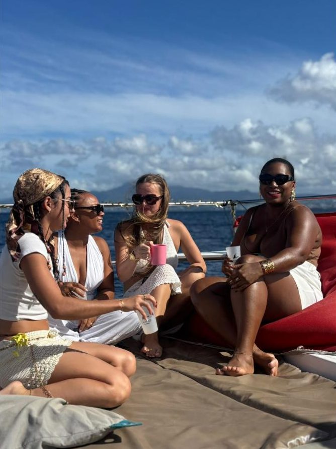 Discussion entre copines sur un catamaran